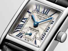 Longines DolceVita   Mini Quarz Edelstahl 22x29mm silbernes Zifferblatt schwarzes Lederband – Damenuhren Uhr ohne Datum aus Edelstahl und Leder. Das Gehäuse ist rechteckig und silber. Das Lederarmband Kroko / Alligator ist schwarz. Das Zifferblatt ist römisch und silber. – Ansicht 3