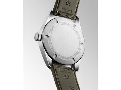 Longines Spirit Pilot Automatik Edelstahl 39mm schwarzes Zifferblatt grünes Textilband – Herrenuhren Uhr ohne Datum aus Edelstahl. Das Gehäuse ist rund und silber. Das Textilarmband ist grün. Das Zifferblatt ist arabisch und schwarz. – Ansicht 3