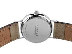Nomos Glashütte Ludwig 33 Handaufzug Edelstahl 33mm weiß-silbernes Zifferblatt beiges Veloursband 243 Full Set mit Garantie Occasion – Damenuhren Uhr ohne Datum aus Edelstahl. Das Gehäuse ist rund und silber. Das Lederarmband ist beige. Das Zifferblatt ist römisch Index und weiß. – Ansicht 2