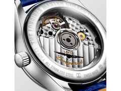 Longines Master Collection Automatik Edelstahl 34mm weißes Perlmutt-Zifferblatt mit Diamanten blaues Lederband – Damenuhren Uhr mit Datum aus Edelstahl und Leder. Das Gehäuse ist rund und silber. Das Lederarmband Kroko / Alligator ist blau. Das Zifferblatt ist ein Index in weiß. – Ansicht 3