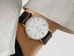 Nomos Glashütte Tangente Gold Neomatik Doré Automatik Gelbgold 35mm weißes Zifferblatt braunes Lederband – Damenuhren Uhr ohne Datum aus 750 Gelbgold und Leder. Das Gehäuse ist rund und gelbgold. Das Lederarmband ist braun. Das Zifferblatt ist arabisch Index und weiß. – Ansicht 7