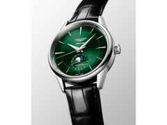 Longines Flagship Heritage Automatik Edelstahl 38,5mm grünes Zifferblatt schwarzes Lederband – Herrenuhren Uhr mit Datum aus Edelstahl und Leder. Das Gehäuse ist rund und silber. Das Lederarmband Kroko / Alligator ist schwarz. Das Zifferblatt ist ein Index in grün. – Ansicht 2