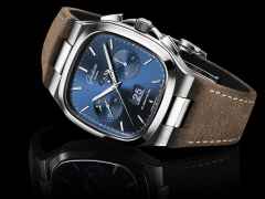 Glashütte Original Seventies Chronograph Panoramadatum Automatik Edelstahl 40mm blaues Zifferblatt braunes Lederband – Herrenuhren Chronograph aus Edelstahl. Das Gehäuse ist quadratisch und silber. Das Lederarmband ist braun. Das Zifferblatt ist ein Index in blau. – Ansicht 3