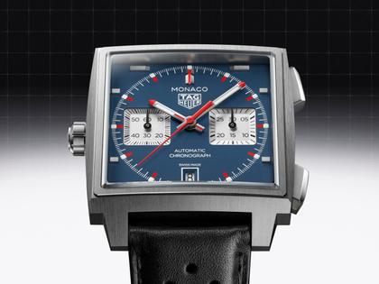 TAG Heuer Monaco Chronograph Automatik Titan 39mm blaues Zifferblatt schwarzes Lederband – Herrenuhren Chronograph aus Titan. Das Gehäuse ist quadratisch und grau. Das Lederarmband ist schwarz. Das Zifferblatt ist ein Index in blau. – Ansicht 5