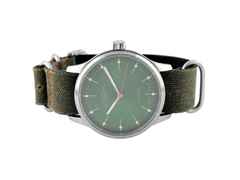 Mühle Glashütte Panova Automatik Edelstahl 40mm grünes Zifferblatt Textilband M1.40.76 NB II Full Set Occasion Neu – Herrenuhren Uhr ohne Datum aus Edelstahl. Das Gehäuse ist rund und silber. Das Textilarmband ist grün. Das Zifferblatt ist ein Index in grün.