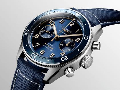 Longines Spirit Flyback Chronograph Automatik Edelstahl 42mm blaues Zifferblatt blaues Synthetikband – Herrenuhren Chronograph aus Edelstahl und Keramik. Das Gehäuse ist rund und silber. Das Textilarmband ist blau. Das Zifferblatt ist arabisch Index und blau. – Ansicht 4