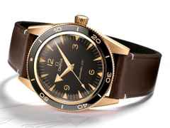 Omega Seamaster 300 Automatik Bronze 41mm braunes Zifferblatt braunes Lederband – Herrenuhren Uhr ohne Datum aus Bronze, Edelstahl und Keramik. Das Gehäuse ist rund und bronze. Das Lederarmband ist braun. Das Zifferblatt ist arabisch Index und braun. – Ansicht 3