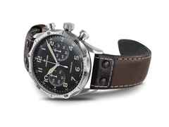 Junghans Meister Pilot Automatic Edelstahl 43mm schwarzes Zifferblatt braunes Lederband – Herrenuhren Chronograph aus Edelstahl. Das Gehäuse ist rund und silber. Das Lederarmband ist braun. Das Zifferblatt ist arabisch Index und schwarz. – Ansicht 4