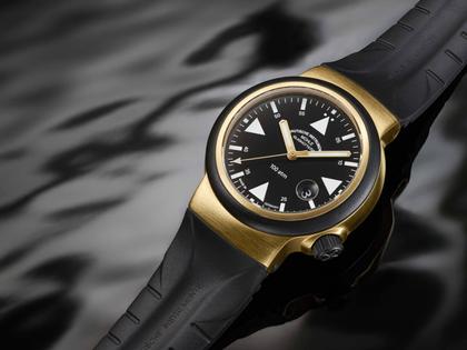 Mühle Glashütte S.A.R. Rescue-Timer Gold Limited Edition Automatik Gelbgold 42mm schwarzes Zifferblatt schwarzes Kautschukband – Herrenuhren Uhr mit Datum aus 750 Gelbgold, Edelstahl und PVD beschichtet. Das Gehäuse ist rund und gelbgold. Das Kautschuk / Kunststoff / Silikon Armband ist schwarz. Das Zifferblatt ist ein Index in schwarz. – Ansicht 2