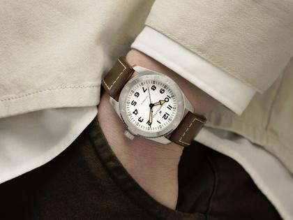 Hamilton Khaki Field Expedition Auto Edelstahl 41mm weißes Zifferblatt braunes Lederband – Herrenuhren Uhr ohne Datum aus Edelstahl und Leder. Das Gehäuse ist rund und silber. Das Edelstahlarmband ist braun. Das Zifferblatt ist arabisch und weiß. – Ansicht 4