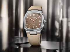 Glashütte Original Seventies Vintage Kollektion Tweed Amp Automatik Edelstahl 39x39mm beiges Zifferblatt beiges Kautschukband – Herrenuhren Uhr mit Datum aus 750 Rotgold, Edelstahl und Kautschuk. Das Gehäuse ist quadratisch und silber. Das Kautschuk / Kunststoff / Silikon Armband ist beige. Das Zifferblatt ist ein Index in beige. – Ansicht 7