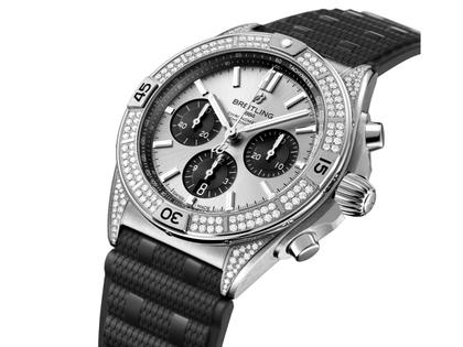Breitling Chronomat B01 42 Automatik Edelstahl silbernes Zifferblatt mit Brillanten 1,30ct schwarzes Kautschukband – Herrenuhren Chronograph aus Edelstahl und Kautschuk. Das Gehäuse ist rund und silber. Das Kautschuk / Kunststoff / Silikon Armband ist schwarz. Das Zifferblatt ist ein Index in silber. – Ansicht 2