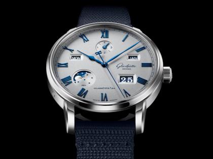 Glashütte Original Senator Excellence Ewiger Kalender Automatik Edelstahl 42mm silbergraues Zifferblatt blaues Textilband – Herrenuhren Uhr mit Kalender aus Edelstahl. Das Gehäuse ist rund und silber. Das Textilarmband ist blau. Das Zifferblatt ist römisch und grau. – Ansicht 3