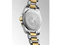 Longines Conquest Quarz Edelstahl 34mm weißes Zifferblatt Metallband – Damenuhren Uhr mit Datum aus Edelstahl und PVD beschichtet. Das Gehäuse ist rund und silber. Das Edelstahlarmband ist silber-gelbgold. Das Zifferblatt ist ein Index in weiß. – Ansicht 4