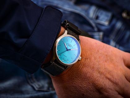 Mühle Glashütte Panova Türkisblau Automatik Edelstahl 40mm schwarzes Lederband – Herrenuhren Uhr ohne Datum aus Edelstahl und Leder. Das Gehäuse ist rund und silber. Das Lederarmband ist schwarz. Das Zifferblatt ist ein Index in blau. – Ansicht 2