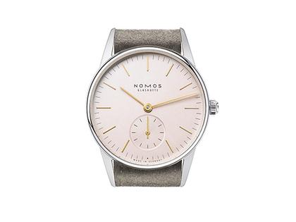 Nomos Glashütte Orion 33 Rosé Handaufzug Edelstahl 33mm roséfarbenes Zifferblatt braunes Lederband Glasboden – Damenuhren Uhr ohne Datum aus Edelstahl und Leder. Das Gehäuse ist rund und silber. Das Lederarmband ist beige. Das Zifferblatt ist ein Index in rosa. – Ansicht 3