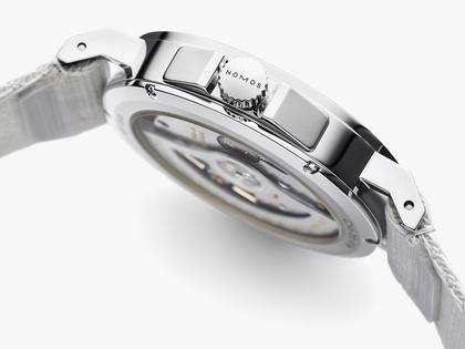 Nomos Glashütte Ahoi neomatik Signalweiß Automatik Edelstahl 36mm weißes Zifferblatt graues Textilband – Damenuhren Uhr ohne Datum aus Edelstahl. Das Gehäuse ist rund und silber. Das Textilarmband ist grau. Das Zifferblatt ist arabisch Index und weiß. – Ansicht 4