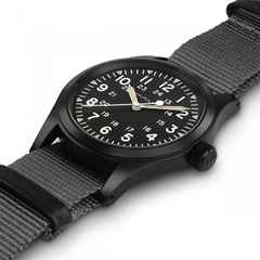 Hamilton Khaki Field Mechanical Handaufzug Edelstahl 38mm schwarzes Zifferblatt schwarzes Textilband – Herrenuhren Uhr ohne Datum aus Edelstahl und PVD beschichtet. Das Gehäuse ist rund und schwarz. Das Textilarmband ist schwarz. Das Zifferblatt ist arabisch Index und schwarz. – Ansicht 2