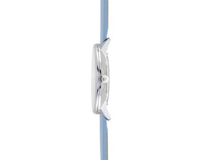 Junghans FORM Damen Quarz Edelstahl 34mm versilbertes Zifferblatt blaues Lederband – Damenuhren Uhr mit Datum aus Edelstahl und Leder. Das Gehäuse ist rund und silber. Das Lederarmband ist blau. Das Zifferblatt ist ein Index in silber. – Ansicht 3