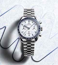 Omega Speedmaster 38 Chronograph Automatik Milano Cortina 2026 Edelstahl 38mm weißes Zifferblatt Metallband – Herrenuhren Chronograph aus Edelstahl und Keramik. Das Gehäuse ist rund und silber. Das Edelstahlarmband ist silber. Das Zifferblatt ist ein Index in weiß. – Ansicht 3