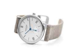 Nomos Glashütte Ludwig 33 Handaufzug Edelstahl weißes Zifferblatt braunes Lederband Stahlboden – Damenuhren Uhr ohne Datum aus Edelstahl und Leder. Das Gehäuse ist rund und silber. Das Lederarmband ist beige. Das Zifferblatt ist römisch Index und weiß. – Ansicht 3