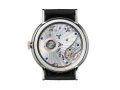 Nomos Glashütte Lambda 42 Tiefblau Handaufzug Weißgold 42mm blaues Zifferblatt schwarzes Lederband – Herrenuhren Uhr ohne Datum aus 750 Weißgold und Leder. Das Gehäuse ist rund und silber. Das Lederarmband ist schwarz. Das Zifferblatt ist ein Index in blau. – Ansicht 4