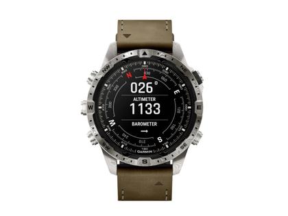 Herrenuhren Uhr Multifunktion aus Damaststahl. Das Gehäuse ist rund und silber. Das Lederarmband ist braun. Der Zifferblatt ist digital.