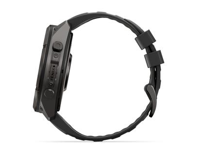 Garmin Fenix 9 Pro inReach Titan 51mm digitales Display schwarzes Silikonband – Herrenuhren Uhr Multifunktion aus Kautschuk und Titan. Das Gehäuse ist rund und schwarz. Das Kautschuk / Kunststoff / Silikon Armband ist schwarz. Das Zifferblatt ist digital und schwarz. – Ansicht 3