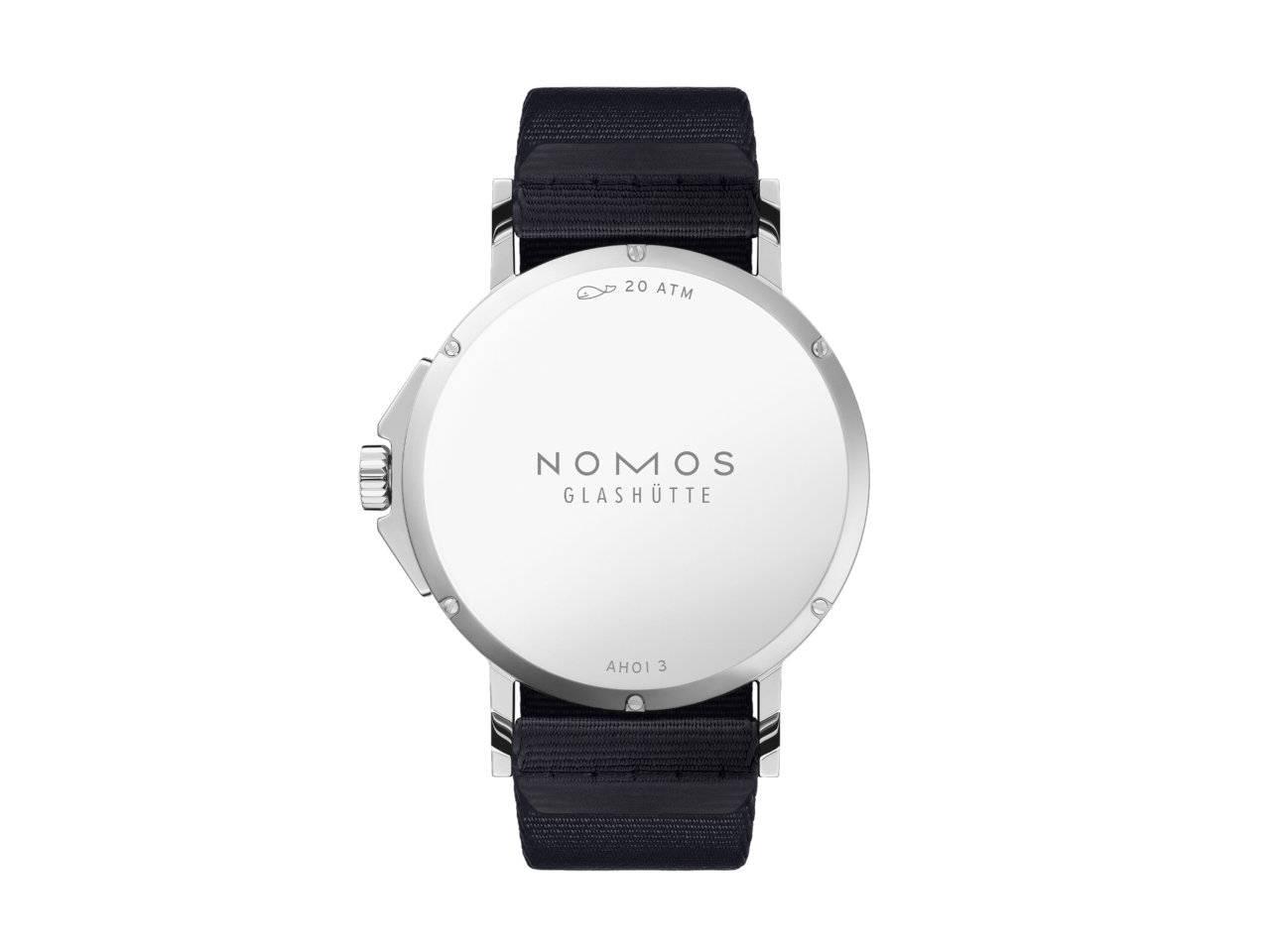 Nomos Glashütte Ahoi neomatik 38 Datum Sky Automatik Edelstahl himmelblaues Zifferblatt dunkelblaues Textilband Stahlboden – Herrenuhren Uhr mit Datum aus Edelstahl. Das Gehäuse ist rund und silber. Das Textilarmband ist blau. Das Zifferblatt ist arabisch Index und blau. – Ansicht 2