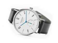 Nomos Glashütte Tangente 39 neomatik Automatik Edelstahl 39mm weißes Zifferblatt schwarzes Lederband – Herrenuhren Uhr ohne Datum aus Edelstahl. Das Gehäuse ist rund und silber. Das Lederarmband ist schwarz. Das Zifferblatt ist arabisch Index und weiß. – Ansicht 5