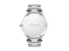 Nomos Glashütte Club Sport neomatik 39 Tabac Automatik Edelstahl braunes Zifferblatt Metallband Stahlboden – Herrenuhren Uhr ohne Datum aus Edelstahl. Das Gehäuse ist rund und silber. Das Edelstahlarmband ist silber. Das Zifferblatt ist arabisch Index und braun. – Ansicht 5