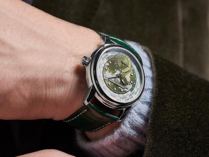 Frederique Constant Classics Worldtimer GMT Manufacture Automatik Edelstahl 42mm weißes Zifferblatt grünes Lederband – Herrenuhren Uhr mit Datum aus Edelstahl und Leder. Das Gehäuse ist rund und silber. Das Lederarmband Kroko / Alligator ist grün. Das Zifferblatt ist ein Index in grün. – Ansicht 4