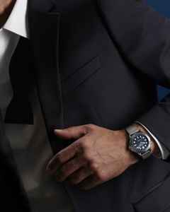Omega Seamaster Diver 300M  Automatik Edelstahl 42mm James Bond Edition blaues Zifferblatt Metallband – Herrenuhren Uhr ohne Datum aus Edelstahl und Keramik. Das Gehäuse ist rund und silber. Das Edelstahlarmband ist silber. Das Zifferblatt ist ein Index in blau. – Ansicht 9