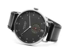 Nomos Glashütte Metro 38 Datum Stadtschwarz Handaufzug Edelstahl 38mm schwarzes Zifferblatt schwarzes Lederband – Herrenuhren Uhr mit Datum aus Edelstahl. Das Gehäuse ist rund und silber. Das Lederarmband ist schwarz. Das Zifferblatt ist arabisch Index und grau. – Ansicht 3