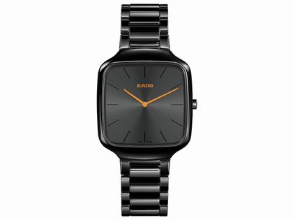 Rado True Square Thinline Quarz Keramik schwarz 37mm Keramikband schwarz – Herrenuhren Uhr ohne Datum aus Keramik. Das Gehäuse ist quadratisch und schwarz. Das Keramikarmband ist schwarz. Das Zifferblatt ist ein Index in schwarz.