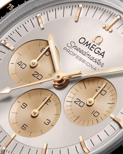 Omega Speedmaster Moonwatch Professional Chronograph Handaufzug Edelstahl 42mm silberfarbenes Zifferblatt zweifarbiges Metallband – Herrenuhren Chronograph aus 750 Gelbgold, Edelstahl und Keramik. Das Gehäuse ist rund und silber. Das Edelstahlarmband mit Gold ist silber-gelbgold. Das Zifferblatt ist ein Index in silber. – Ansicht 6