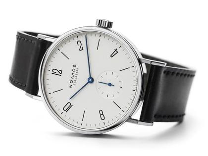 Nomos Glashütte Tangomat Automatik Edelstahl 38mm weißes Zifferblatt schwarzes Lederband Stahlboden – Herrenuhren Uhr ohne Datum aus Edelstahl und Leder. Das Gehäuse ist rund und silber. Das Lederarmband ist schwarz. Das Zifferblatt ist arabisch Index und weiß. – Ansicht 2