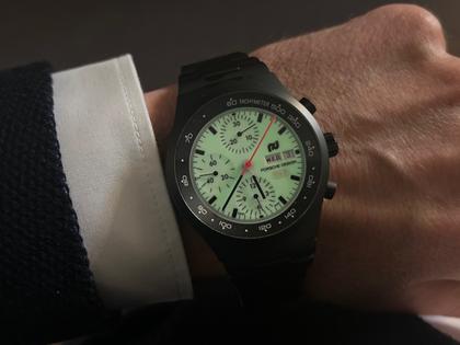 Porsche Design Chronograph 1 - F.A.T. 2025 Edition – Herrenuhren Chronograph aus Titan und Titancarbid beschichtet. Das Gehäuse ist rund und schwarz. Das Titanarmband ist schwarz. Das Zifferblatt ist ein Index in weiß. – Ansicht 9