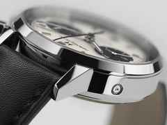 Hamilton American Classic Intra-Matic Auto Chrono 40 mm silbernes Zifferblatt schwarzes Lederband – Herrenuhren Chronograph aus Edelstahl und Leder. Das Gehäuse ist rund und silber. Das Lederarmband ist schwarz. Das Zifferblatt ist ein Index in weiß. – Ansicht 3