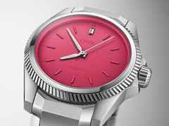 Oris Pro Pilot X Miss Piggy Edition Automatik Edelstahl 34mm pinkes Zifferblatt Metallband – Damenuhren Uhr ohne Datum aus Edelstahl. Das Gehäuse ist rund und silber. Das Edelstahlarmband ist silber. Das Zifferblatt ist ein Index in pink. – Ansicht 2