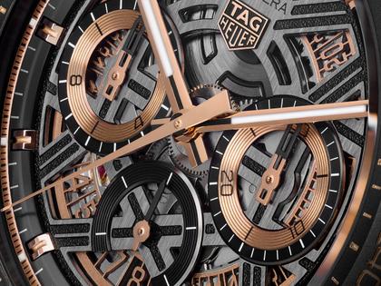TAG Heuer Carrera Chronograph Extreme Sport Automatik Titan und Roségold 44mm skelettiertes Zifferblatt schwarzes Kautschukband – Herrenuhren Chronograph aus 750 Rotgold, Keramik und Titan. Das Gehäuse ist rund und roségold. Das Kautschuk / Kunststoff / Silikon Armband ist schwarz. Das Zifferblatt ist ein Index in schwarz. – Ansicht 4