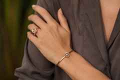 Jörg Heinz Mystery Sphere Armreif Roségold mit Tahitiperle und Brillanten 0,180ct – Armschmuck Armreif aus 750 Rotgold, 750 Weißgold und und . – Ansicht 3