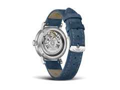 Mühle Glashütte Teutonia IV Lady Automatik Edelstahl 33,5mm pastellblaues Zifferblatt blaues Lederband – Damenuhren Uhr mit Datum aus Edelstahl. Das Gehäuse ist rund und silber. Das Lederarmband ist blau. Das Zifferblatt ist ein Index in blau. – Ansicht 2