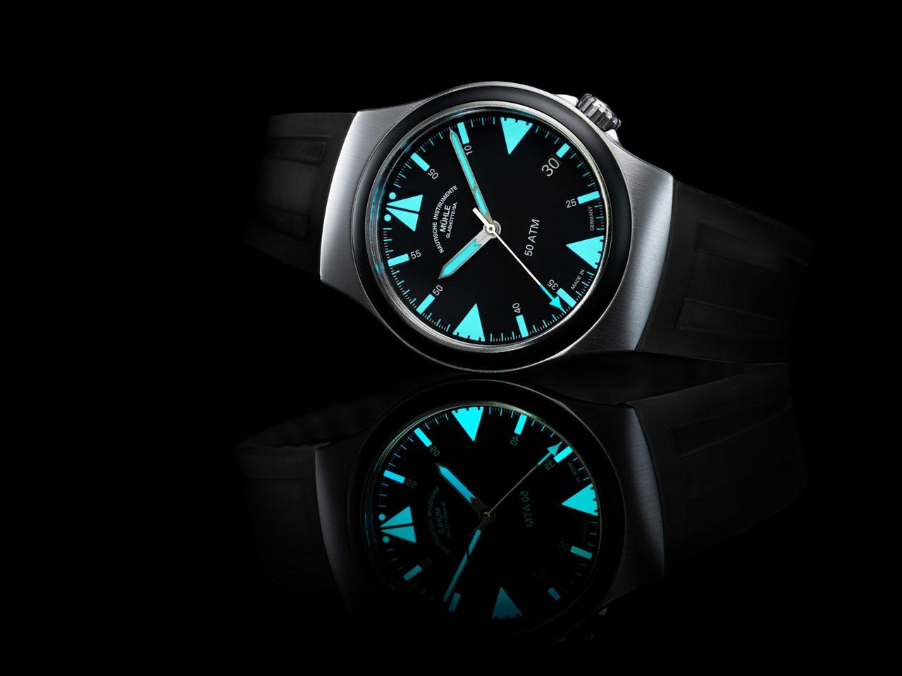 Mühle Glashütte S.A.R. Mission-Timer TITAN Automatik 43mm schwarzes Zifferblatt schwarzes Kautschukband – Herrenuhren Uhr mit Datum aus Keramik und Titan. Das Gehäuse ist rund und silber. Das Kautschuk / Kunststoff / Silikon Armband ist schwarz. Das Zifferblatt ist ein Index in schwarz. – Ansicht 3