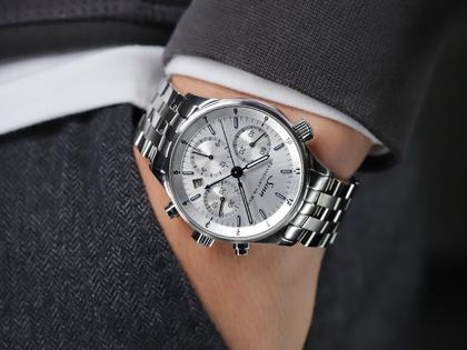 Sinn Spezialuhren 6000 Frankfurter Finanzplatzuhr Automatik Edelstahl 38,5mm silberfarbenes Zifferblatt Metallband limitiert – Herrenuhren Chronograph aus Edelstahl. Das Gehäuse ist rund und silber. Das Edelstahlarmband ist silber. Das Zifferblatt ist ein Index in silber. – Ansicht 6