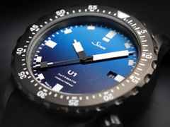 Sinn Spezialuhren U1 S Roller Limited Edition - Chemnitz Kulturhauptstadt2025 - Automatik U-Boot-Stahl 44mm blaues Zifferblatt schwarzes Kautschukband – Herrenuhren Uhr mit Datum aus Edelstahl, Kautschuk, Metall und PVD beschichtet. Das Gehäuse ist rund und schwarz. Das Kautschuk / Kunststoff / Silikon Armband ist schwarz. Das Zifferblatt ist ein Index in blau. – Ansicht 7