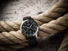 Glashütte Original Senator Observer Automatik Edelstahl 44mm schwarzes Zifferblatt schwarzes Lederband – Herrenuhren Uhr mit Datum aus Edelstahl. Das Gehäuse ist rund und silber. Das Lederarmband ist schwarz. Das Zifferblatt ist arabisch und schwarz. – Ansicht 2
