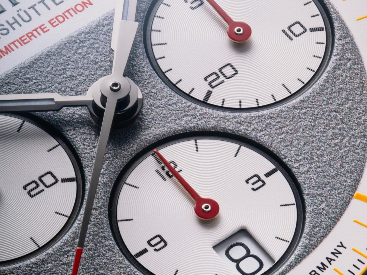 Union Glashütte Belisar Chronograph Silvretta Classic 2026 Limitierte Edition Automatik Edelstahl 44mm beiges Zifferblatt gelbes Textilband schwarzes Lederband und Metallband – Herrenuhren Chronograph aus Edelstahl und Leder. Das Gehäuse ist rund und silber. Das Textilarmband ist gelb. Das Zifferblatt ist ein Index in beige. – Ansicht 6