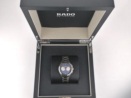 Rado HyperChrome Gent Automatic Chronograph XXL Limited Edition Plasmakeramik R32022102 Full Set mit Garantie Occasion – Herrenuhren Chronograph aus Edelstahl und Keramik. Das Gehäuse ist rund und grau. Das Keramikarmband ist grau. Das Zifferblatt ist arabisch Index und blau. – Ansicht 5