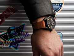 Alpina Startimer Pilot Automatik Edelstahl Schwarz-PVD 40mm schwarzes Zifferblatt braunes Lederband – Herrenuhren Uhr mit Datum aus Edelstahl und PVD beschichtet. Das Gehäuse ist rund und schwarz. Das Lederarmband ist braun. Das Zifferblatt ist arabisch Index und schwarz. – Ansicht 7